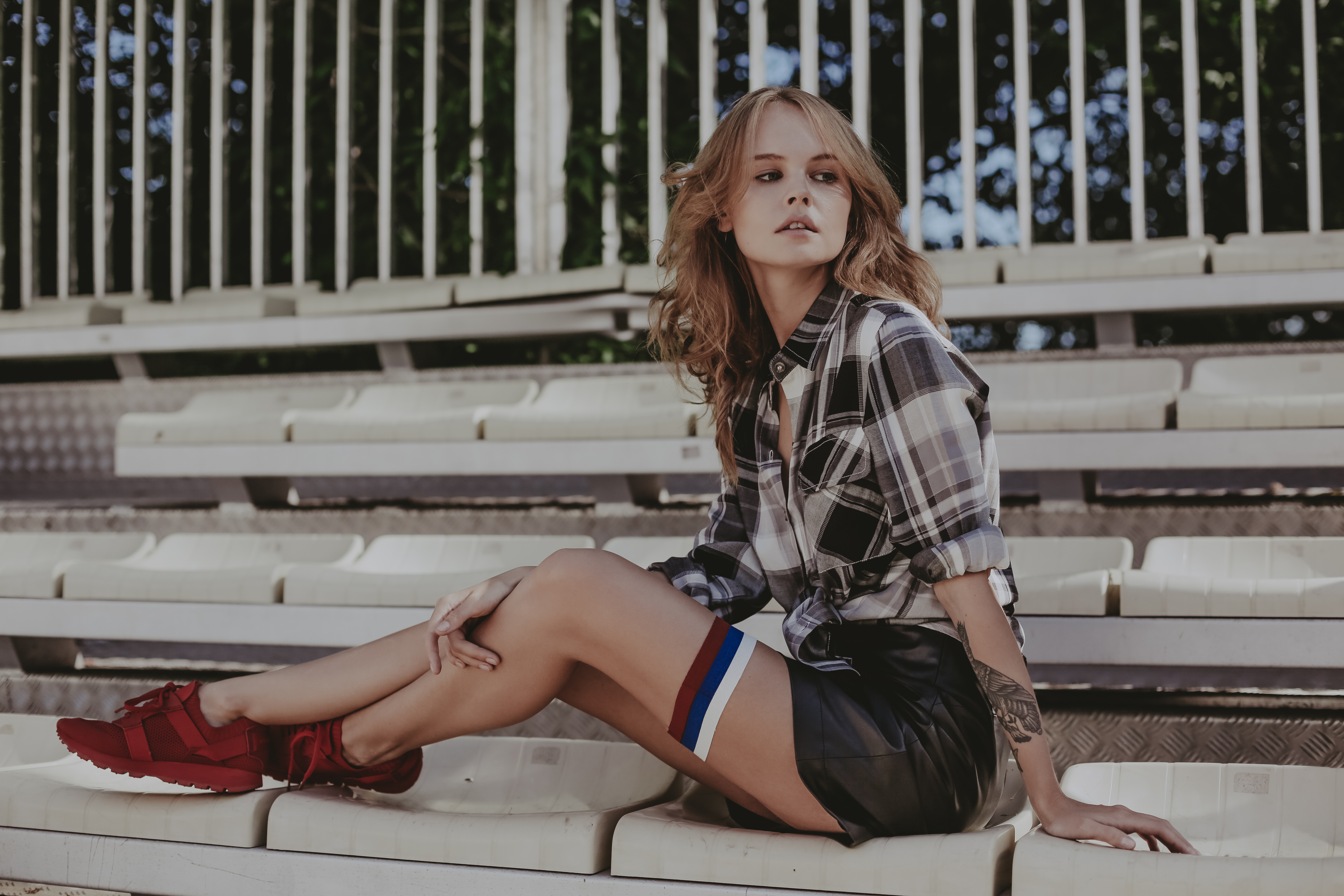 Мен көлікке отырып, өтіп бара жатқан адамдарға жұлқынып кеттім. Орыс фильмдеріндегі жалаңаш актрисалардың кадрлары